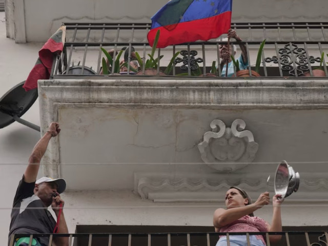 people bang pots to protest against the election results after venezuela awoke to profound political uncertainty after both president nicolas maduro and his opposition rival edmundo gonzalez claimed victory in the presidential election in caracas venezuela july 29 2024 photo reuters